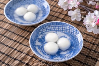 Kış Gündönümü festivali için büyük tangyuan yuanosunun (glutinous rice dumpling balls) yakın plan resmini çek..