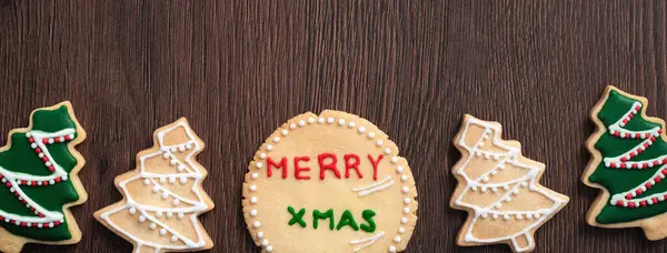 Horní Pohled Zdobené Vánoční Stromeček Perník Cookie Dřevěném Stole Pozadí — Stock fotografie