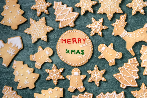 Ovanifrån Julgran Och Snöflinga Cooikes Med Pepparkakor Man Bär Mask — Stockfoto