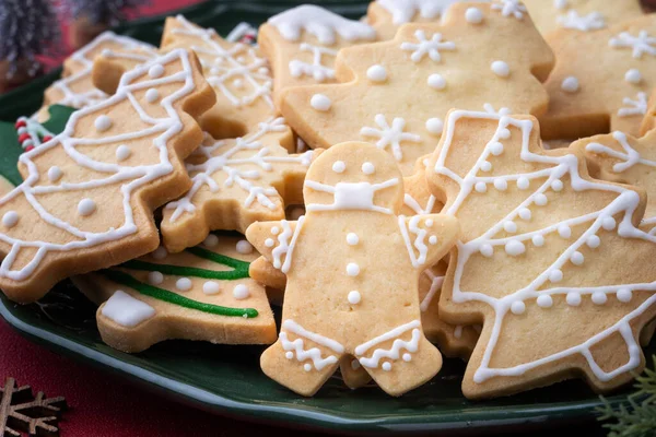 Närbild Jul Dekorerad Socker Cooikes Platta Rött Bord Bakgrund — Stockfoto