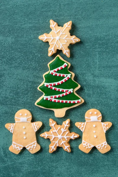 Ovanifrån Julgran Och Snöflinga Cooikes Med Pepparkakor Man Bär Mask — Stockfoto