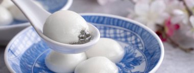 Kış Gündönümü festivali için büyük tangyuan yuanosunun (glutinous rice dumpling balls) yakın plan resmini çek..