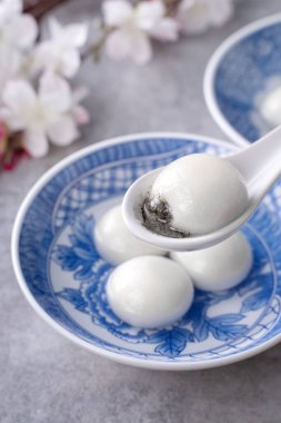 Kış Gündönümü festivali için büyük tangyuan yuanosunun (glutinous rice dumpling balls) yakın plan resmini çek..