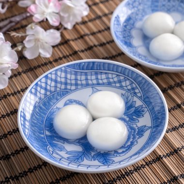 Kış Gündönümü festivali için büyük tangyuan yuanosunun (glutinous rice dumpling balls) yakın plan resmini çek..
