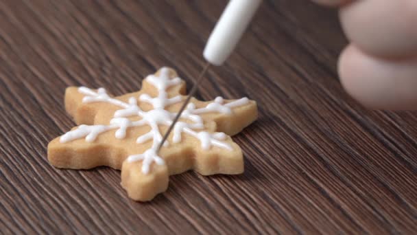 Close Drawing Gingerbread Christmas Snowflake Sugar Cookie Wooden Table Background — Stock Video