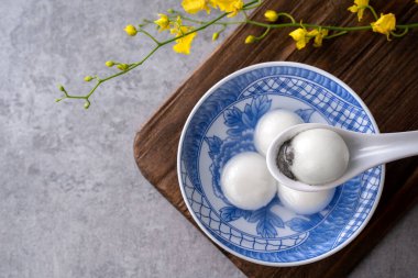 Yeni yıl festivali yemekleri için büyük tangyuan yuanosunun (glutinous rice dumpling balls) en üst görüntüsü, altın sikkenin üzerindeki kelimeler onun yaptığı hanedan adı anlamına gelir..