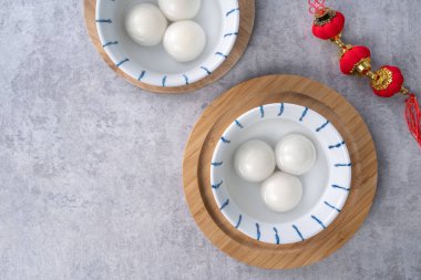 Yeni yıl festivali yemekleri için büyük tangyuan yuanosunun (glutinous rice dumpling balls) en üst görüntüsü, altın sikkenin üzerindeki kelimeler onun yaptığı hanedan adı anlamına gelir..