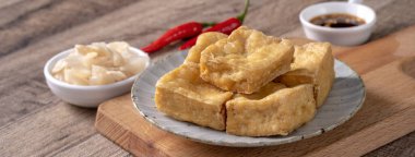 Kızarmış, kokuşmuş tofu mayalanmış fasulye, lahana turşulu sebze, Tayvan 'da ünlü ve lezzetli sokak yemekleri..