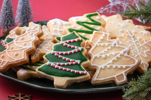 Närbild Jul Dekorerade Socker Kakor Platta Rött Bord Bakgrund — Stockfoto