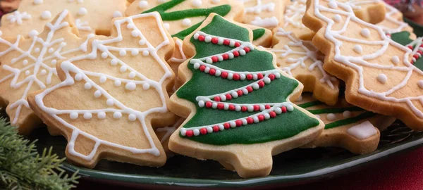 Närbild Jul Dekorerade Socker Kakor Platta Rött Bord Bakgrund — Stockfoto