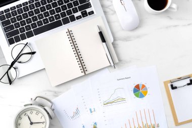 Boş defter, rapor, mermer beyaz zemin üzerinde alarm saati, zamanlama yönetimi ve program planlama kavramı ile ofis masası çalışma kavramının üst görünümü.
