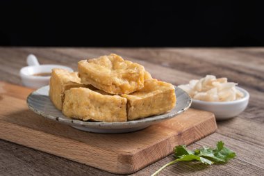 Kızarmış, kokuşmuş tofu mayalanmış fasulye, lahana turşulu sebze, Tayvan 'da ünlü ve lezzetli sokak yemekleri..