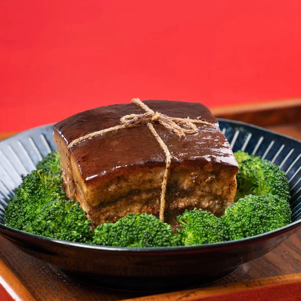 Dong Rou Dongpo Varkensvlees Een Prachtige Blauwe Plaat Met Groene — Stockfoto