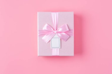 Gül çiçeği ve pembe arka planda hediye kutusu olan Sevgililer Günü tasarımı konsepti