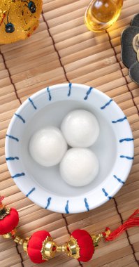 Çin Yeni Yıl Festivali yemekleri için büyük tangyuan yuanosunun (glutinous rice dumpling balls) en üst görüntüsü, altın sikke üzerindeki kelimeler onun yaptığı hanedan adı anlamına gelir..