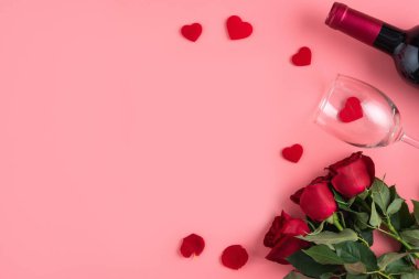 Pembe arkaplan tasarımı konseptinde şarap ve gül konseptiyle Sevgililer Günü randevusu hediyesi