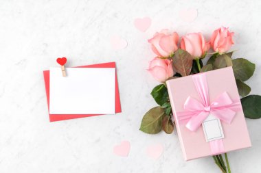 Sevgililer Günü tasarım konsepti pembe gül çiçeği ve mermer beyaz arka planda hediye kutusu
