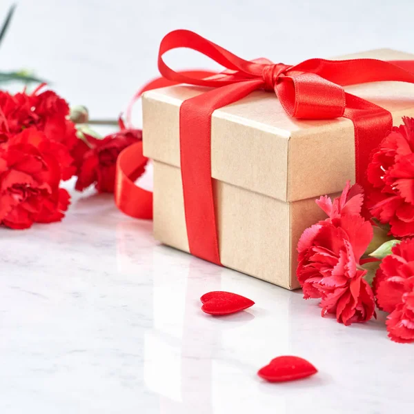 Закрыть Поздравительный Подарок День Матери Красным Цветком Современном Мраморном Столе — стоковое фото