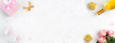 Sevgililer Günü hediye tasarımı konsepti için mermer masa arkasında hediye kutusu ve pembe gül çiçeği..