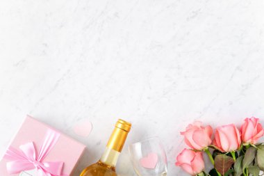 Sevgililer Günü hediye tasarımı konsepti için mermer masa arkasında hediye kutusu ve pembe gül çiçeği..