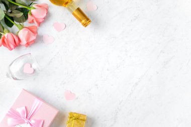 Sevgililer Günü hediye tasarımı konsepti için mermer masa arkasında hediye kutusu ve pembe gül çiçeği..