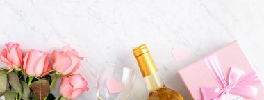 Sevgililer Günü hediye tasarımı konsepti için mermer masa arkasında hediye kutusu ve pembe gül çiçeği..