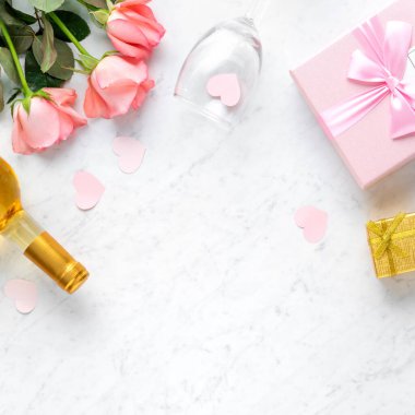 Sevgililer Günü hediye tasarımı konsepti için mermer masa arkasında hediye kutusu ve pembe gül çiçeği..