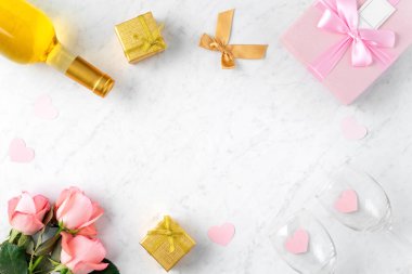 Sevgililer Günü hediye tasarımı konsepti için mermer masa arkasında hediye kutusu ve pembe gül çiçeği..