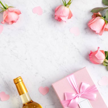 Sevgililer Günü hediye tasarımı konsepti için mermer masa arkasında hediye kutusu ve pembe gül çiçeği..