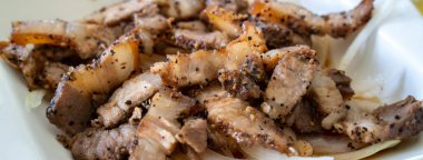 Lezzetli Tayvan usulü tuzlu domuz eti ve soğanlı restoranı kapat..