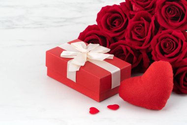 Sevgililer Günü tasarım konsepti gül çiçeği ve mermer beyaz arka planda hediye kutusu