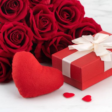 Sevgililer Günü tasarım konsepti gül çiçeği ve mermer beyaz arka planda hediye kutusu