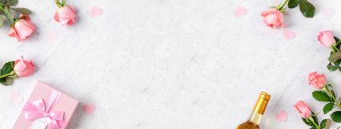 Sevgililer Günü hediye tasarımı konsepti için mermer masa arkasında hediye kutusu ve pembe gül çiçeği..