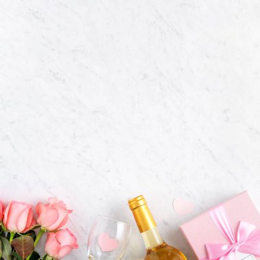 Sevgililer Günü hediye tasarımı konsepti için mermer masa arkasında hediye kutusu ve pembe gül çiçeği..