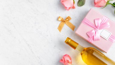 Sevgililer Günü hediye tasarımı konsepti için mermer masa arkasında hediye kutusu ve pembe gül çiçeği..