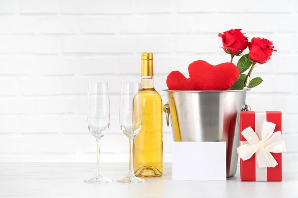 Festa San Valentino Con Vino Regalo Bouquet Rose Auguri Festa — Foto Stock