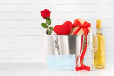 Bu zor zamanlarda, Sevgililer Günü kutlamaları şarap, buket ve yüz maskesi konseptiyle yapılır..