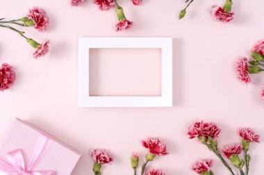 Anneler Günü tatili kavramı. Arka planda karanfil buketi ve pembe arkaplan tasarımı.