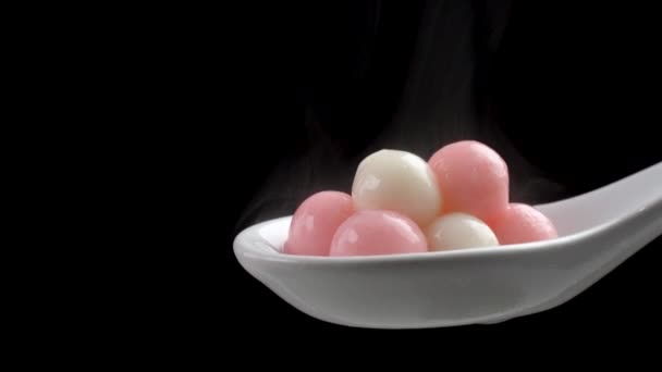 Färsk Och Varm Tangyuan Ris Dumpling Boll Vit Sked Över — Stockvideo