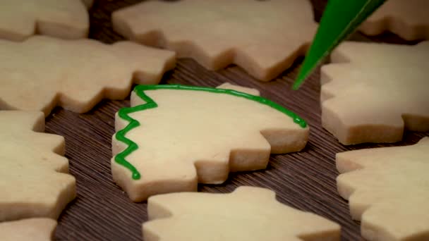 Close Drawing Christmas Tree Sugar Cookie Wooden Table Background Icing — Stock Video