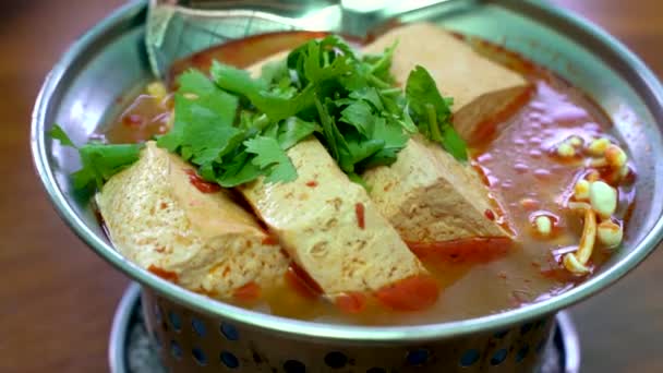Syöminen Haiseva Tofu Kuuma Potti Mausteinen Keitto Lusikalla Perinteistä Katuruokaa — kuvapankkivideo