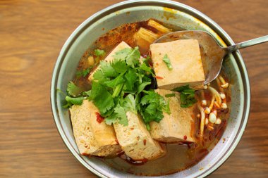 Tayvan 'da geleneksel sokak yemeklerini kullanarak baharatlı çorbayla kokuşmuş tofu sosu yemek..