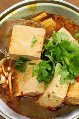 Tayvan 'da geleneksel sokak yemeklerini kullanarak baharatlı çorbayla kokuşmuş tofu sosu yemek..