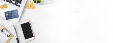 Kredi kartı, dizüstü bilgisayar, beyaz ofis masası arkaplanı ile finansal plan konsepti üst görünümü.