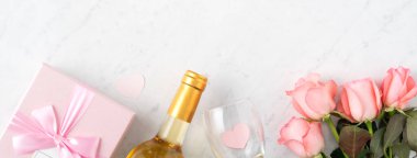 Hediye kutusu ve pembe gül çiçeği mermer masa arka planında Anneler Günü bayramı karşılama konsepti için..