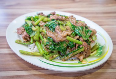 Kaohsiung 'da Tayvan usulü kızarmış kuzu eti.