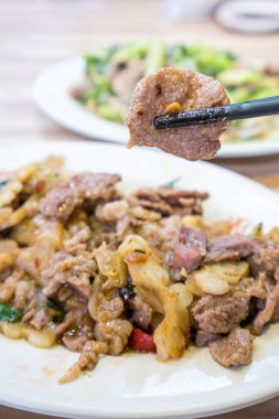 Kaohsiung 'da Tayvan usulü kızarmış kuzu eti.