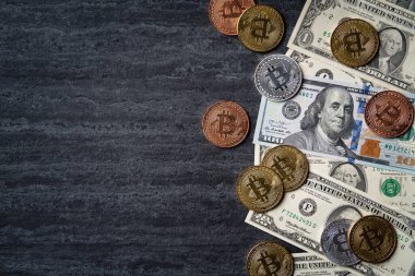 Esmer masa arkaplanı üzerinde ABD Doları kağıt para ile şifreli para biriminin iş görüşü tasarım kavramı.