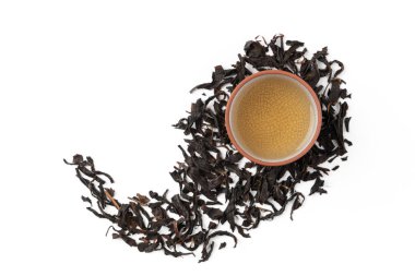 Tayvan 'da taze siyah çay ve yaprakların üst görüntüsü, Asya kültürü tasarım konsepti.