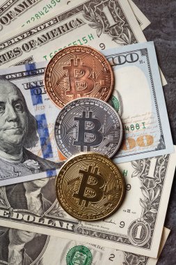 Esmer masa arkaplanı üzerinde ABD Doları kağıt para ile şifreli para biriminin iş görüşü tasarım kavramı.